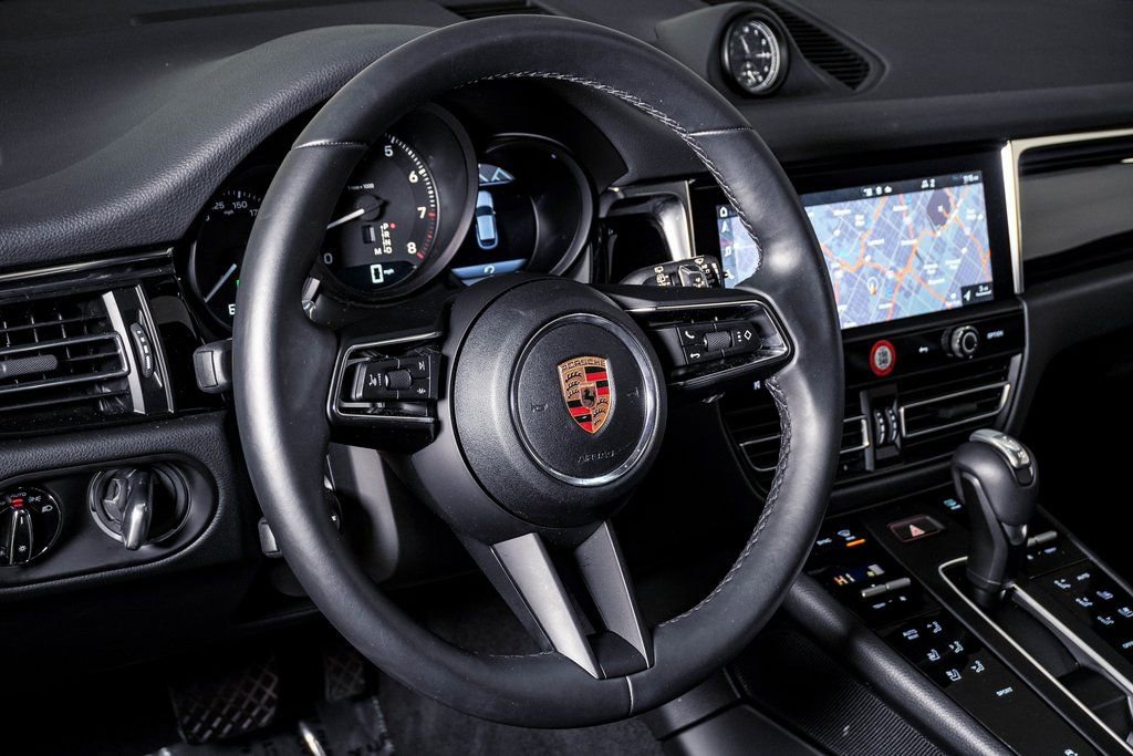 Certified 2025 Porsche Macan AWD/4WD image 18