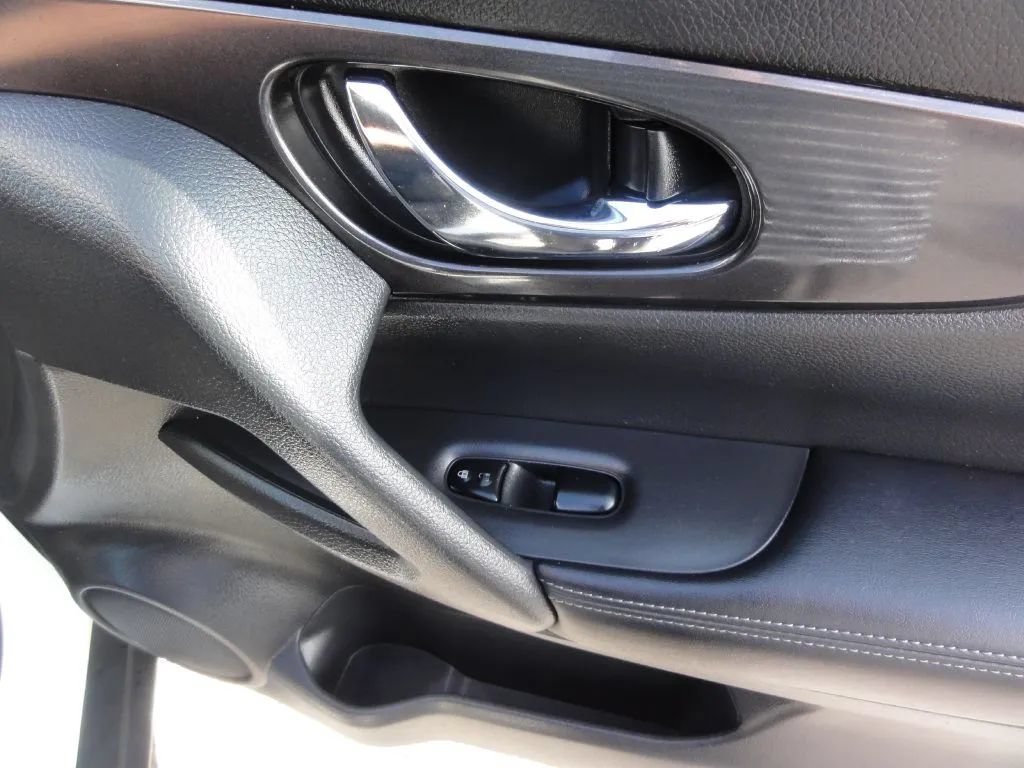 Used 2018 Nissan Rogue S AWD/4WD image 12