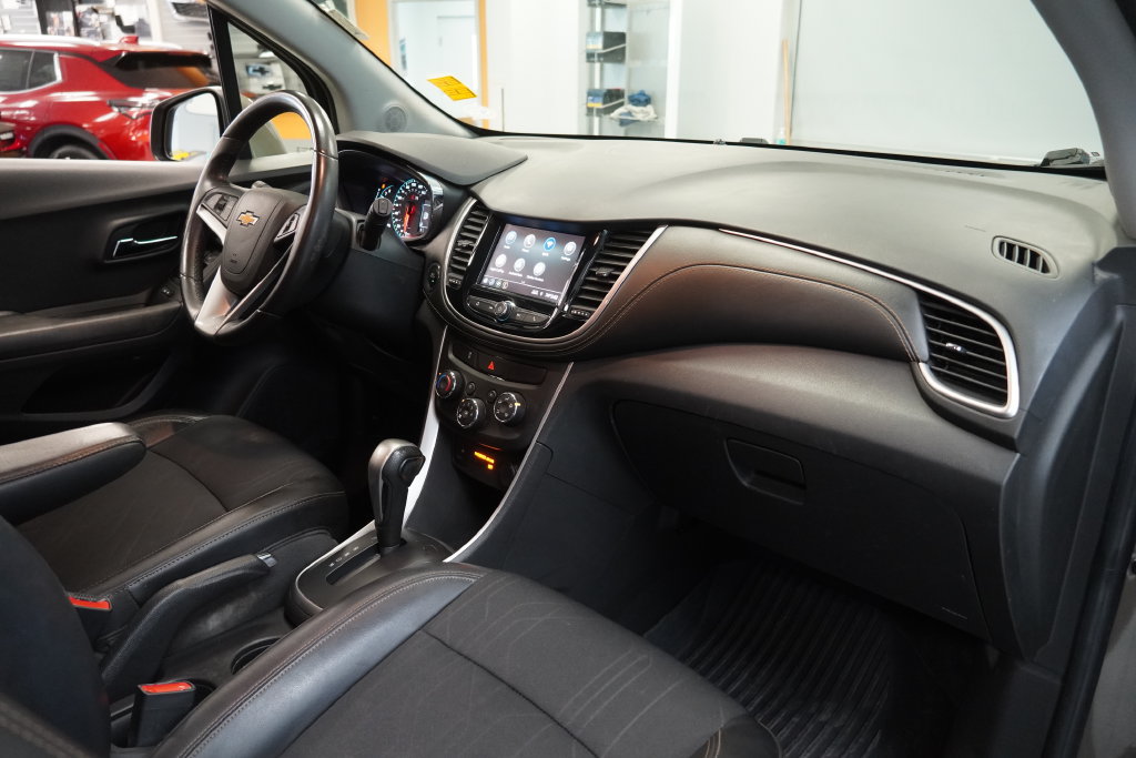 Used 2020 Chevrolet Trax LT w/ Driver Confidence Package FWD image 34