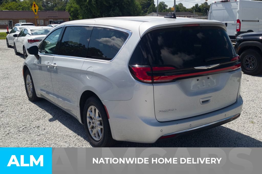Used 2024 Chrysler Pacifica Touring-L FWD image 4
