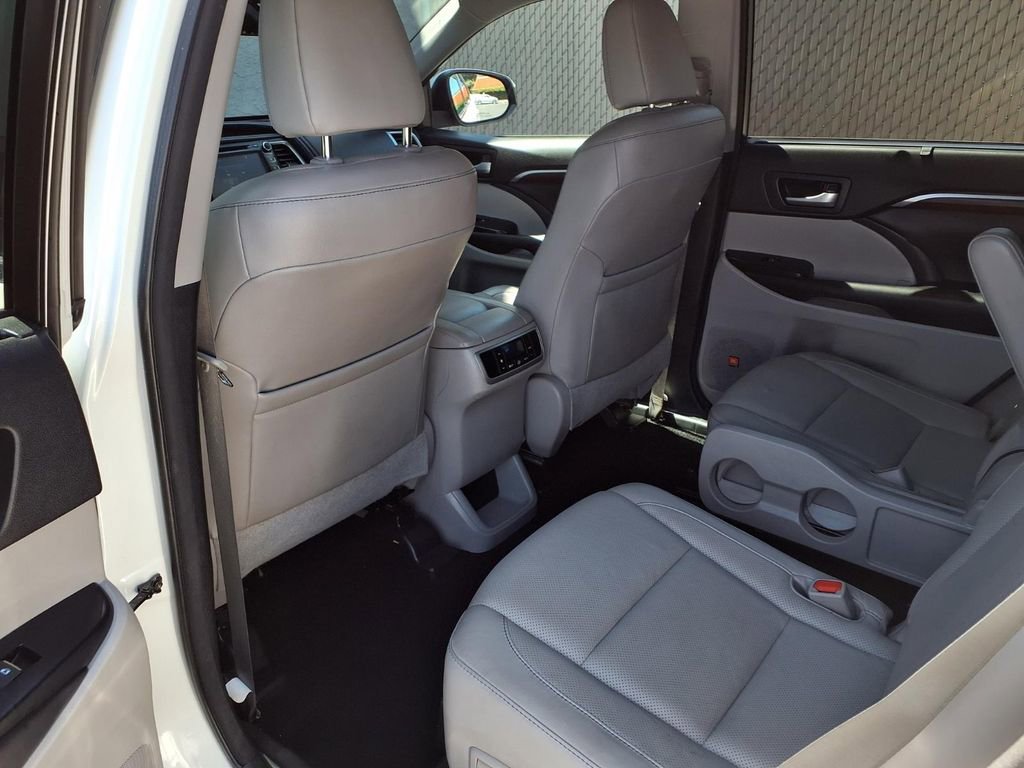 Used 2016 Toyota Highlander Limited w/ Driver Technology Package FWD image 20