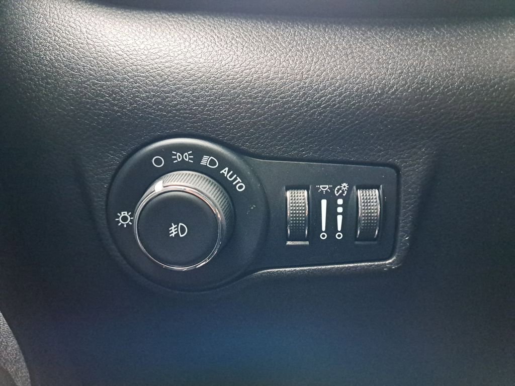 Used 2023 Jeep Compass Latitude image 24