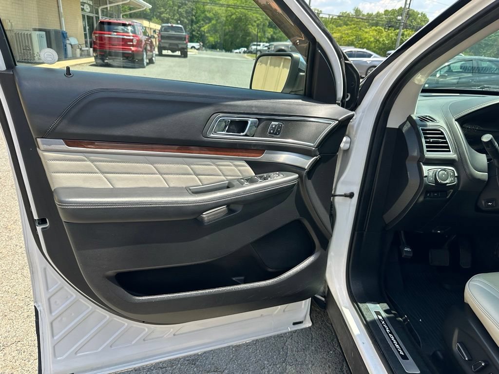Used 2018 Ford Explorer Platinum AWD/4WD image 16