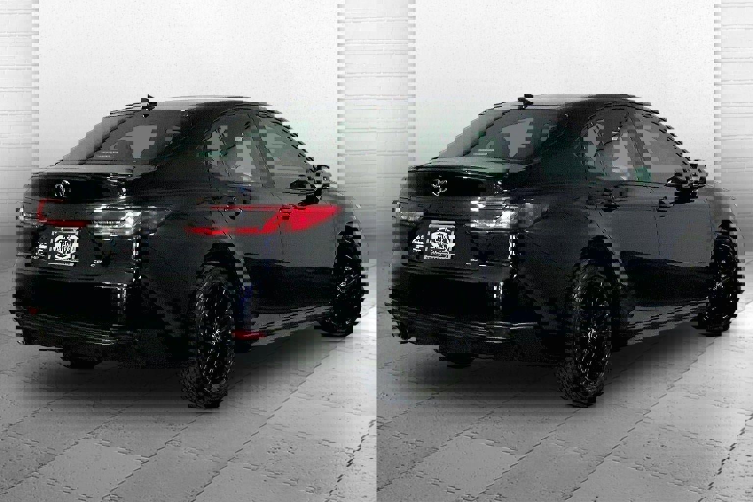 Used 2025 Toyota Camry SE image 13