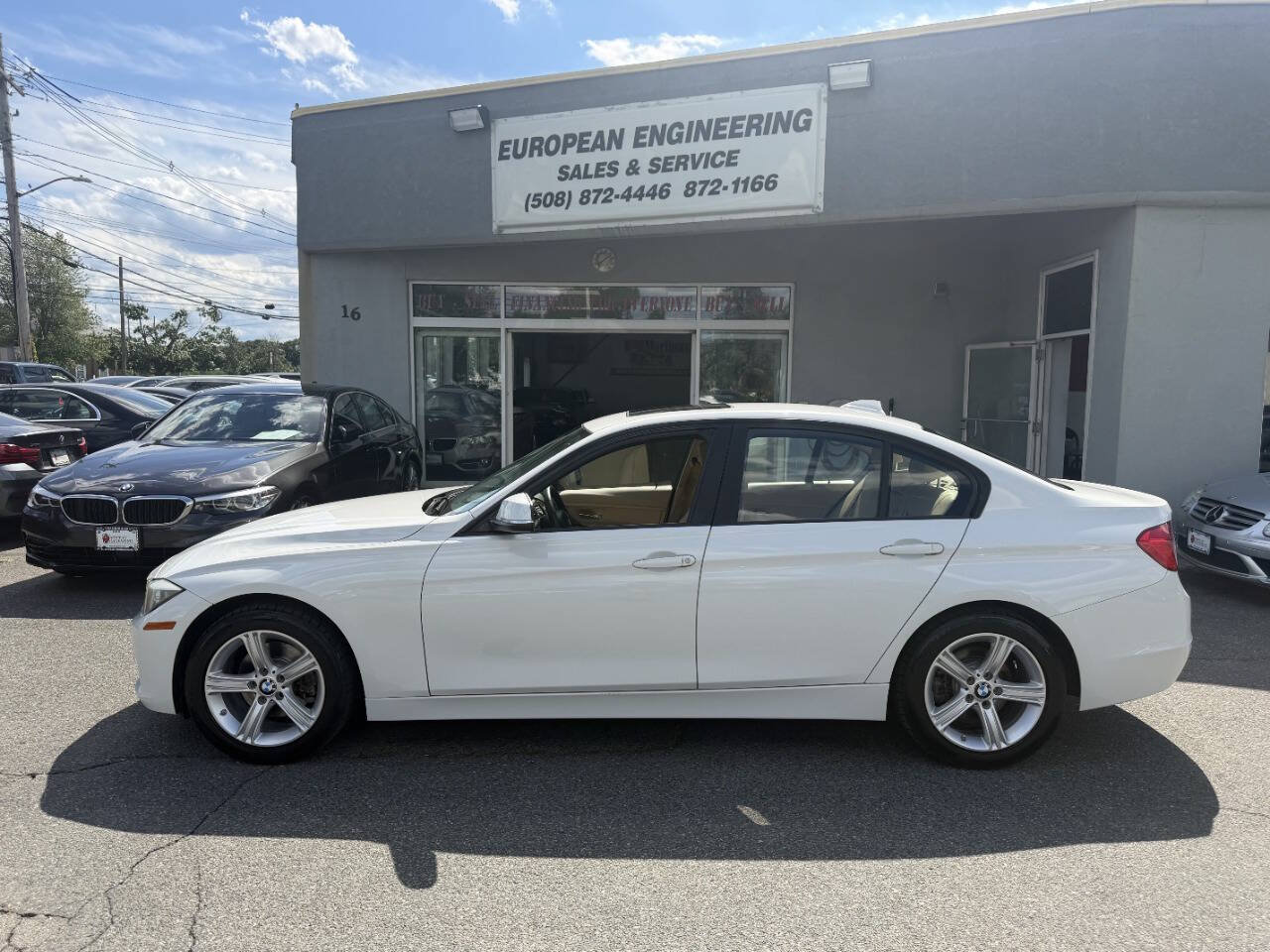 Used 2014 BMW 320i xDrive Sedan AWD/4WD image 4