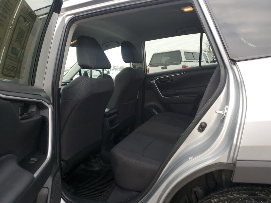 Used 2021 Toyota RAV4 LE image 34