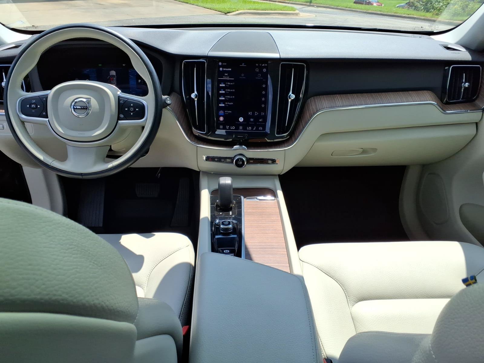 Used 2022 Volvo XC60 B5 Momentum w/ Advanced Package FWD image 5