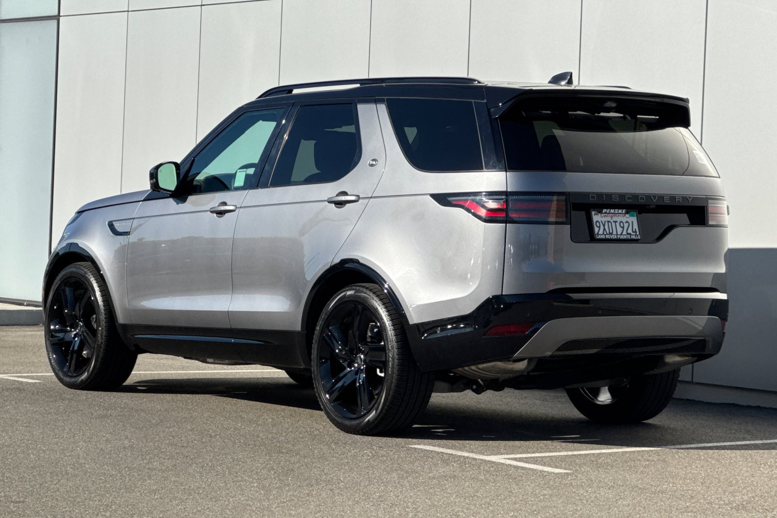 Certified 2025 Land Rover Discovery Dynamic SE AWD/4WD image 3