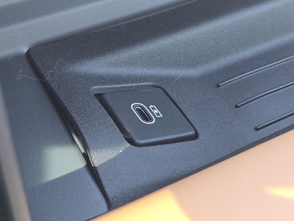 Used 2024 Land Rover Defender 110 X-Dynamic SE image 21