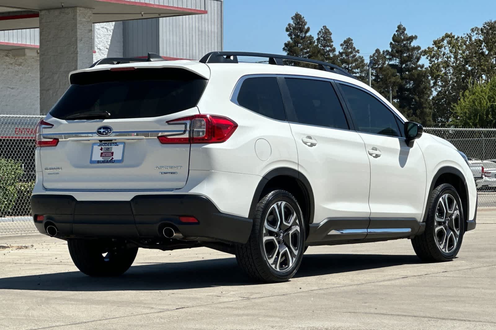Used 2025 Subaru Ascent Limited AWD/4WD image 3