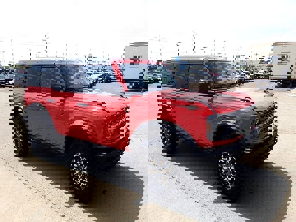 Used 2024 Ford Bronco Badlands image 3
