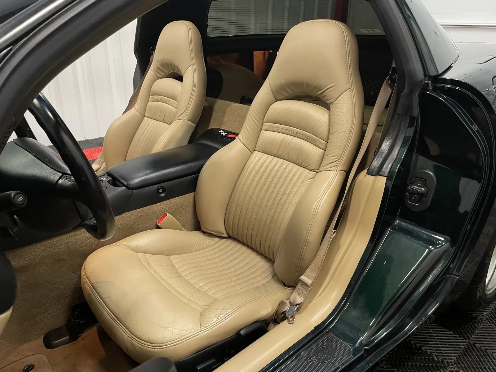 Used 2000 Chevrolet Corvette Coupe w/ Roof Pkg RWD image 34