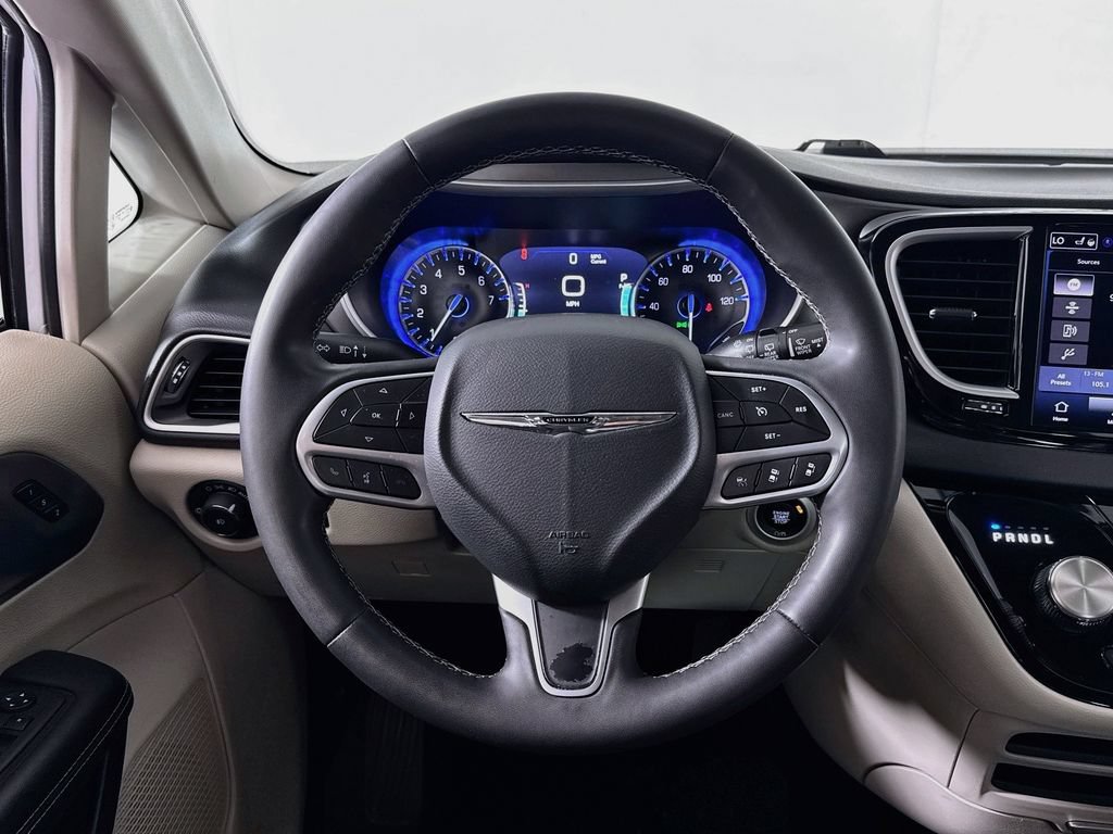 Used 2024 Chrysler Pacifica Touring-L FWD image 11