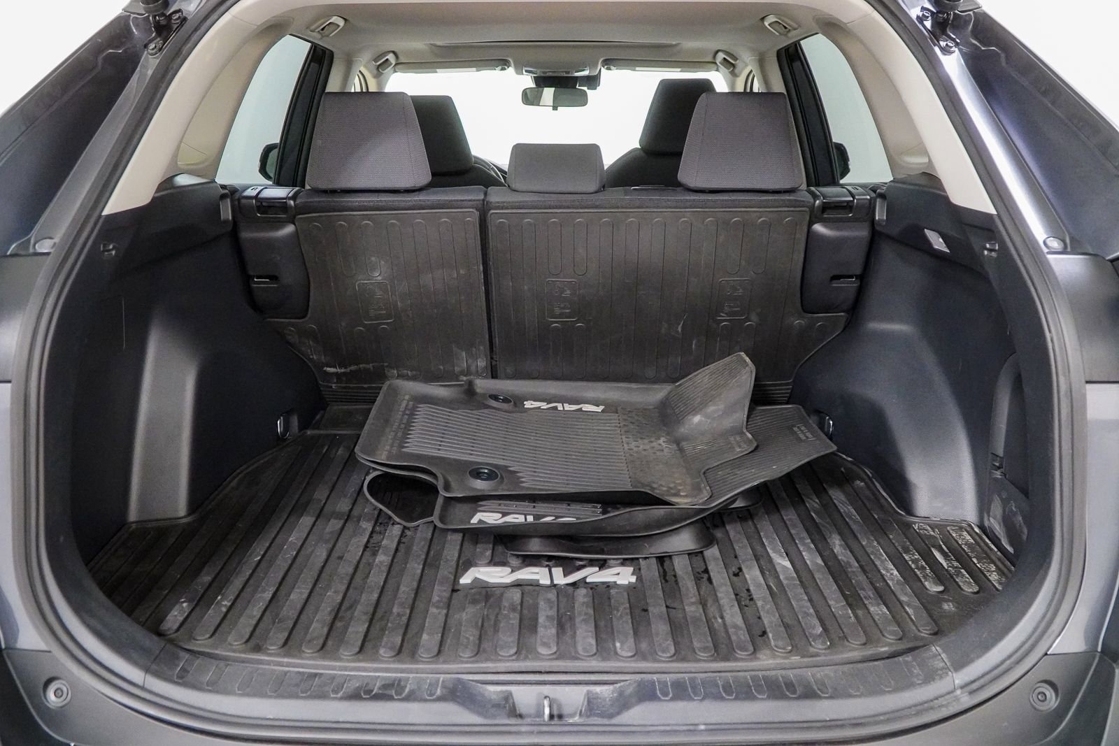 Used 2020 Toyota RAV4 XLE w/ Convenience Package AWD/4WD image 10
