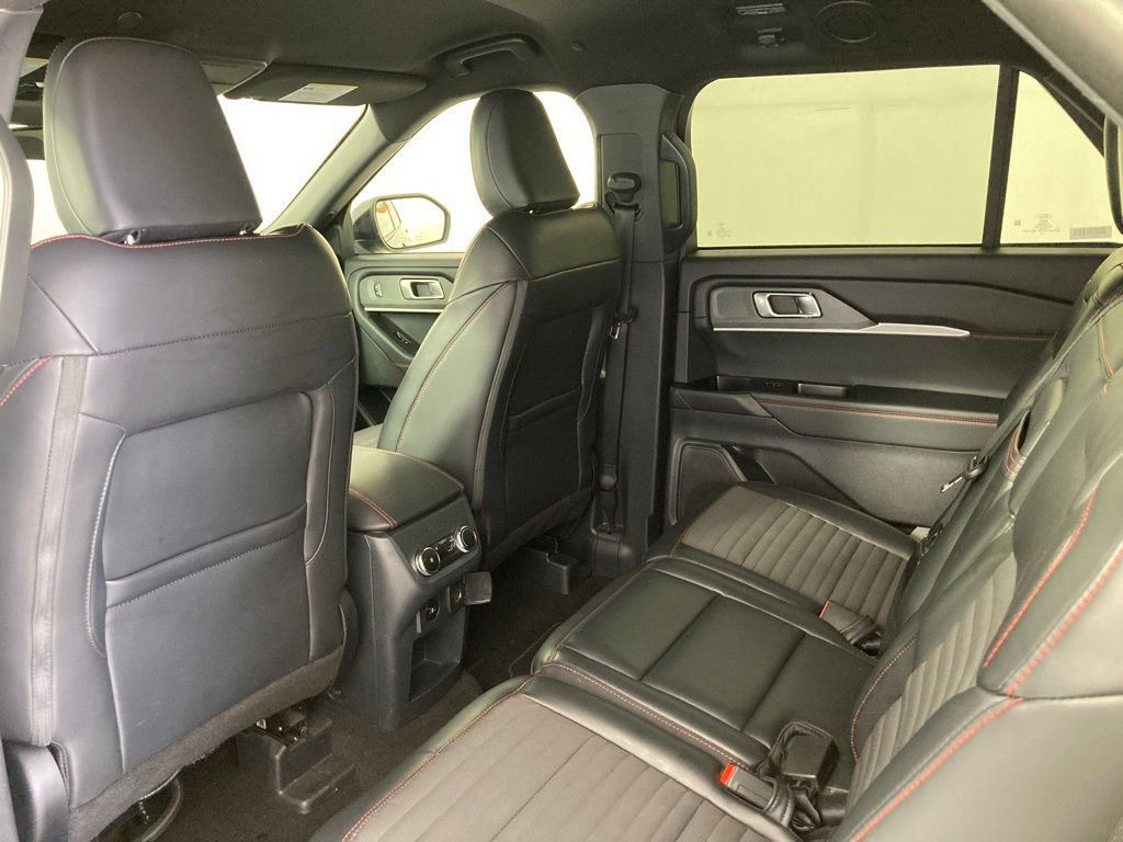 Used 2025 Ford Explorer ST-Line w/ ST-Line Street Pack AWD/4WD image 17