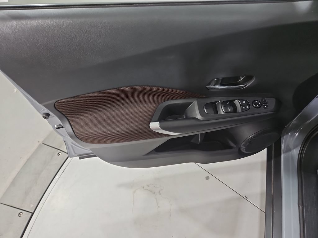 Used 2024 Nissan Kicks SR FWD image 11