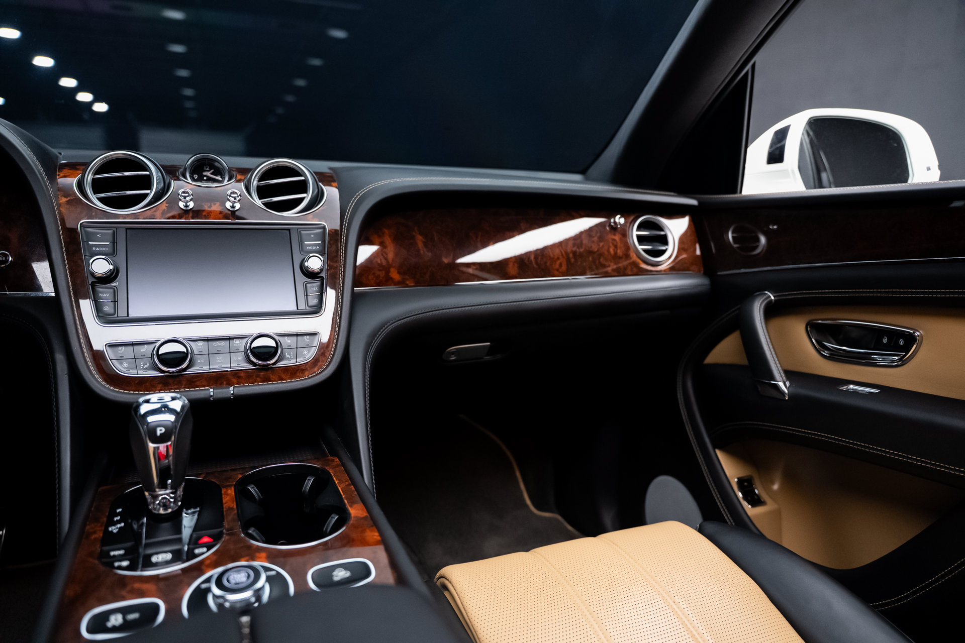 Used 2018 Bentley Bentayga AWD/4WD image 40