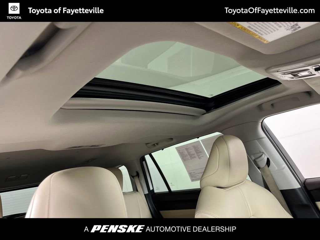 Used 2022 Toyota Highlander XLE FWD image 12
