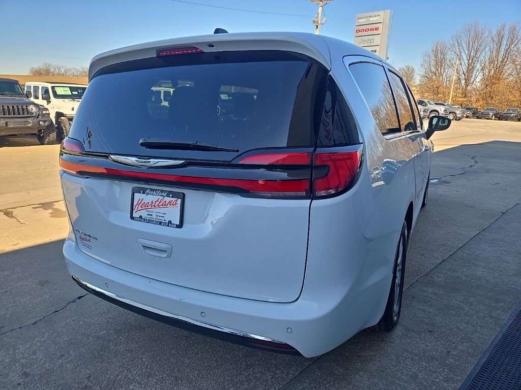Used 2025 Chrysler Pacifica Select image 10