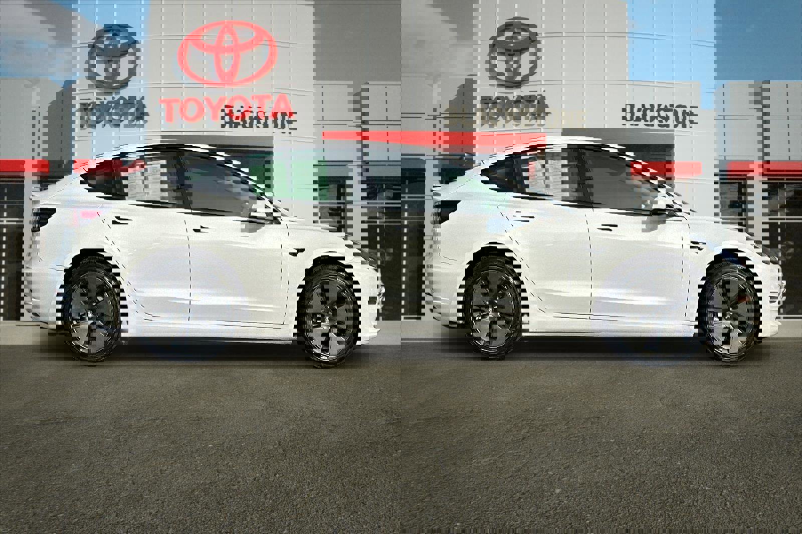 Used 2023 Tesla Model 3 Standard Range image 2