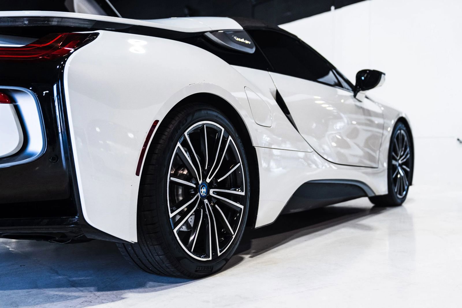 Used 2019 BMW i8 Roadster image 21