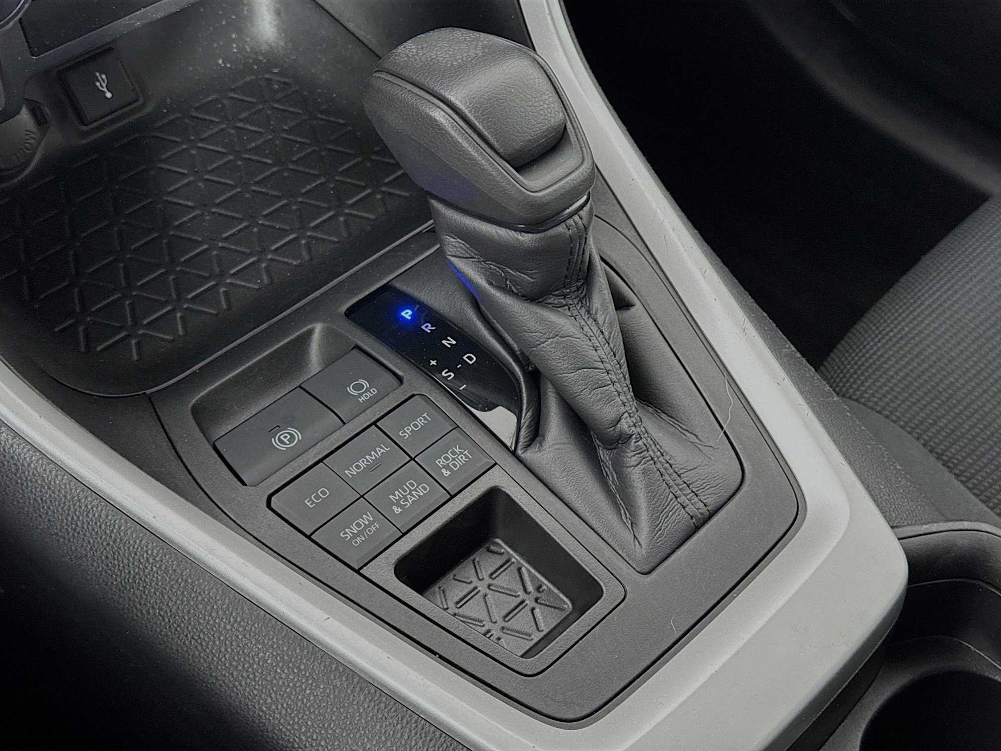 Used 2021 Toyota RAV4 LE image 16