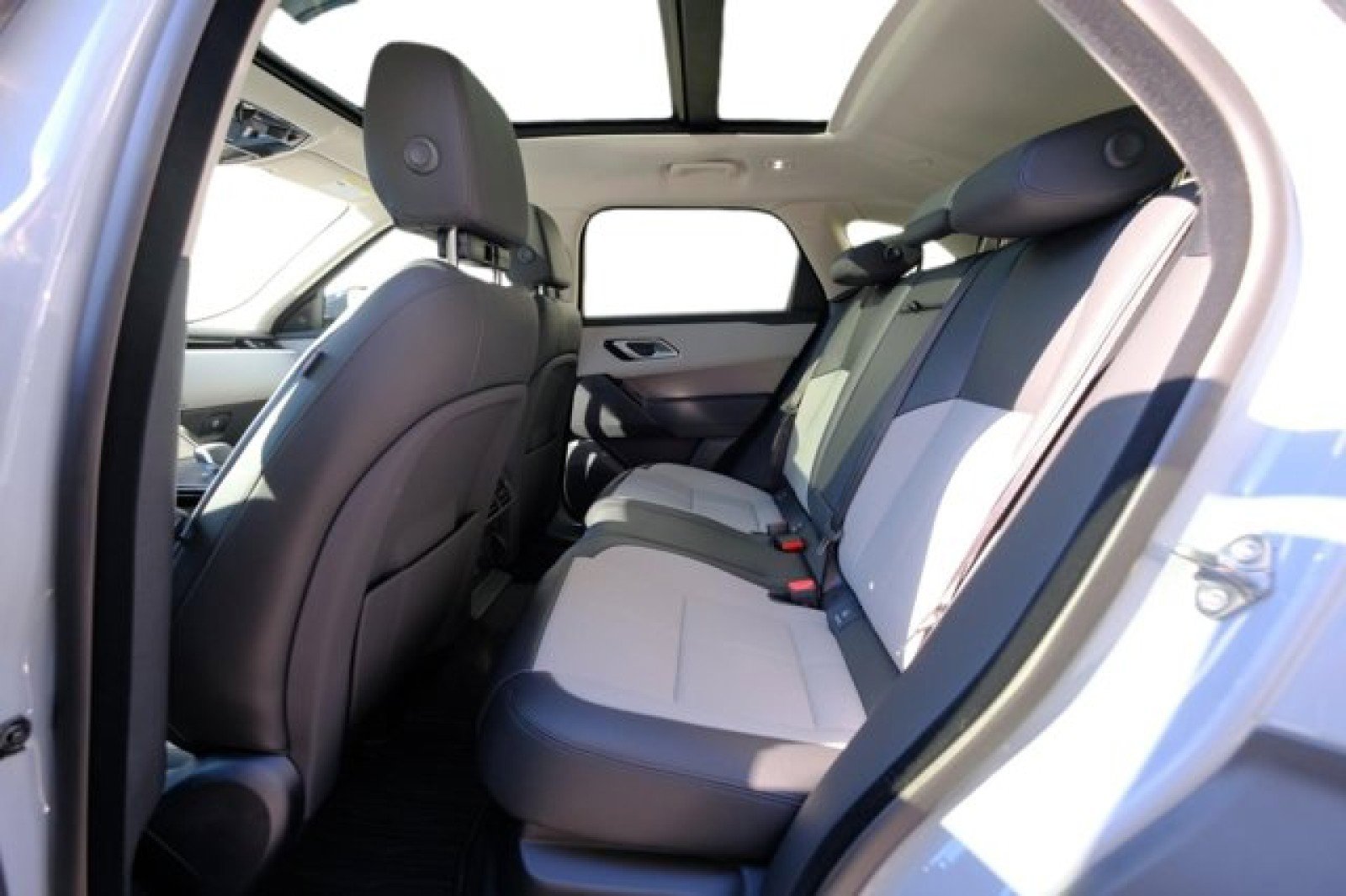 New 2025 Land Rover Range Rover Velar Dynamic SE image 14