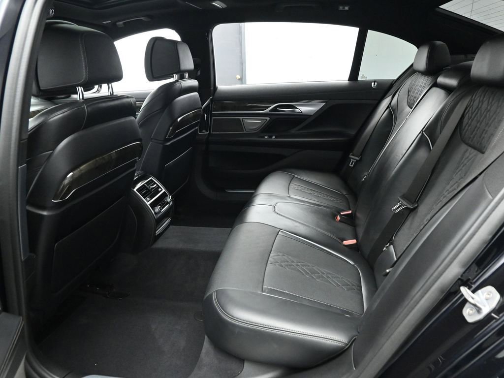 Used 2019 BMW 750i image 15