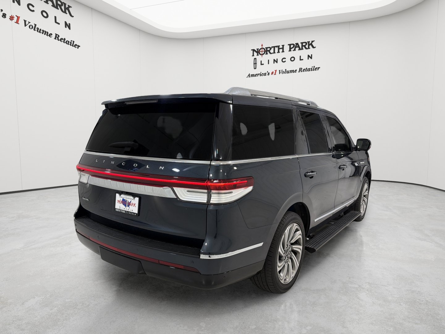 Used 2022 Lincoln Navigator 2WD image 5