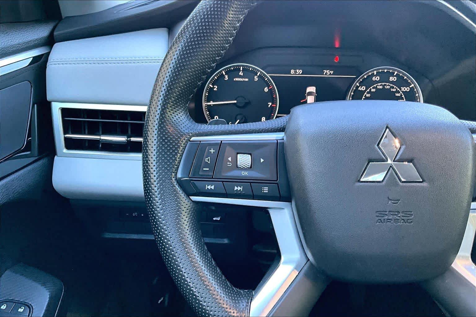 Used 2025 Mitsubishi Outlander SE FWD image 24