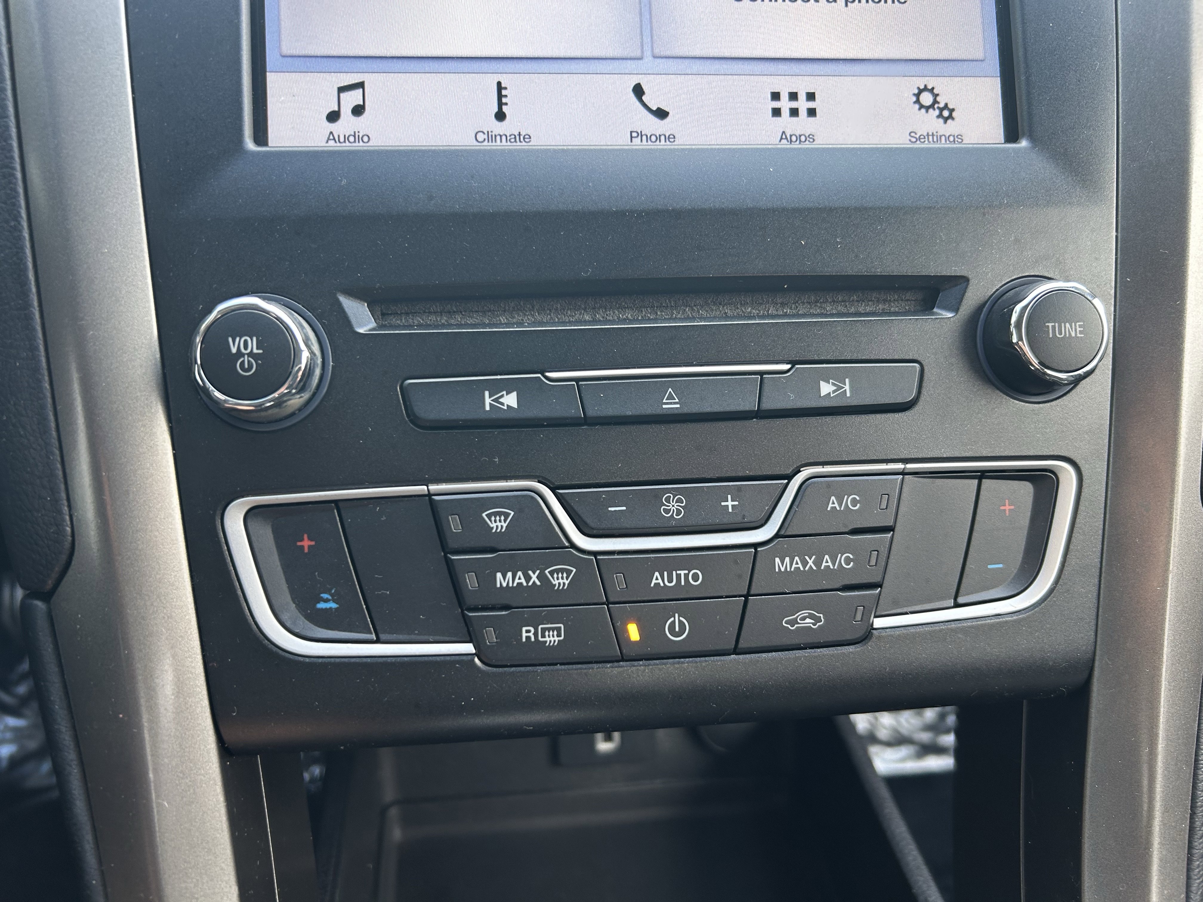 Used 2017 Ford Fusion SE w/ Fusion SE Technology Package image 14