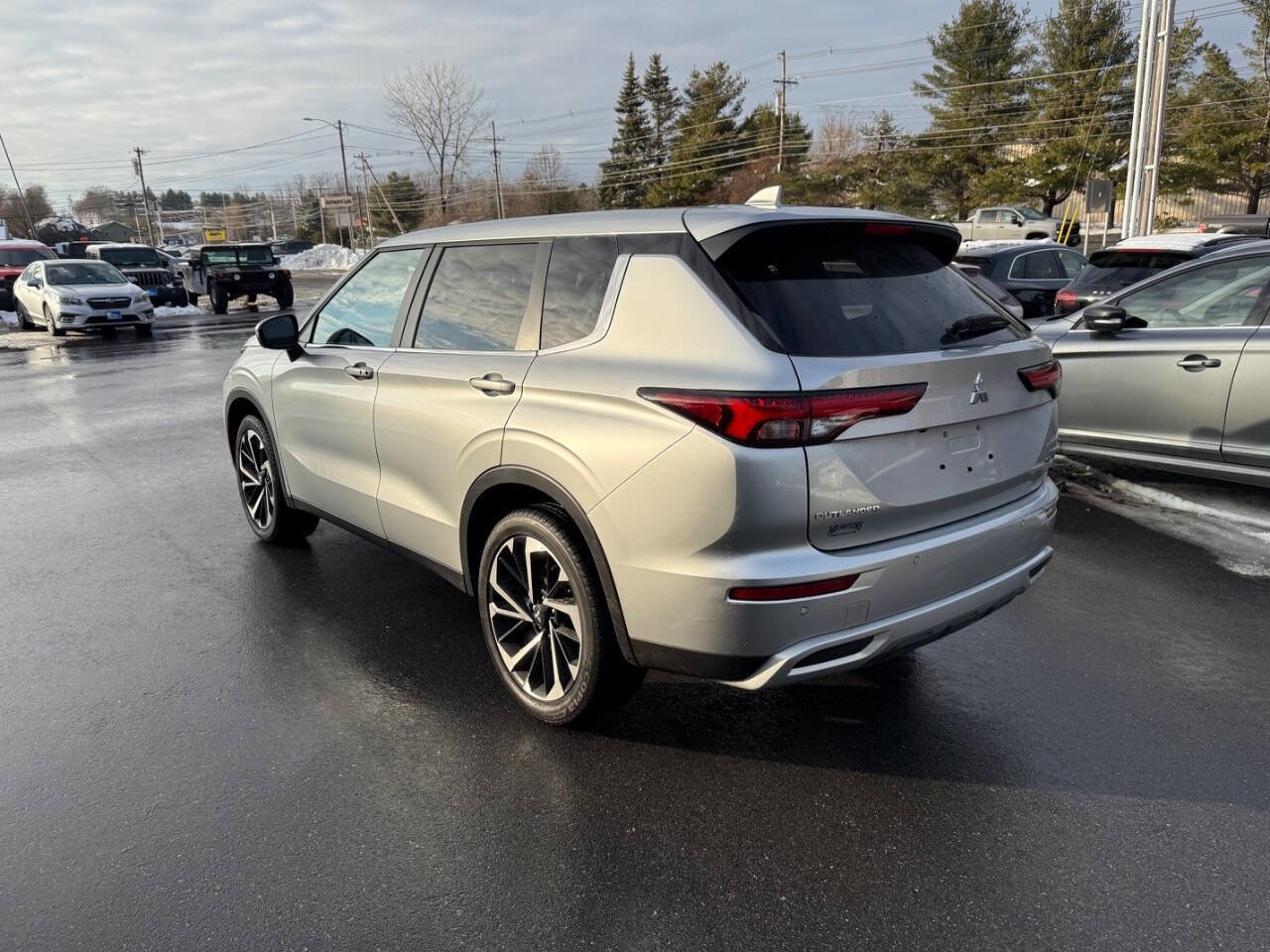 Used 2024 Mitsubishi Outlander SE image 8