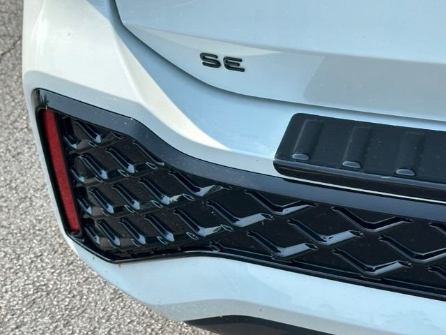 New 2026 Volkswagen Tiguan SE R-Line AWD/4WD image 12