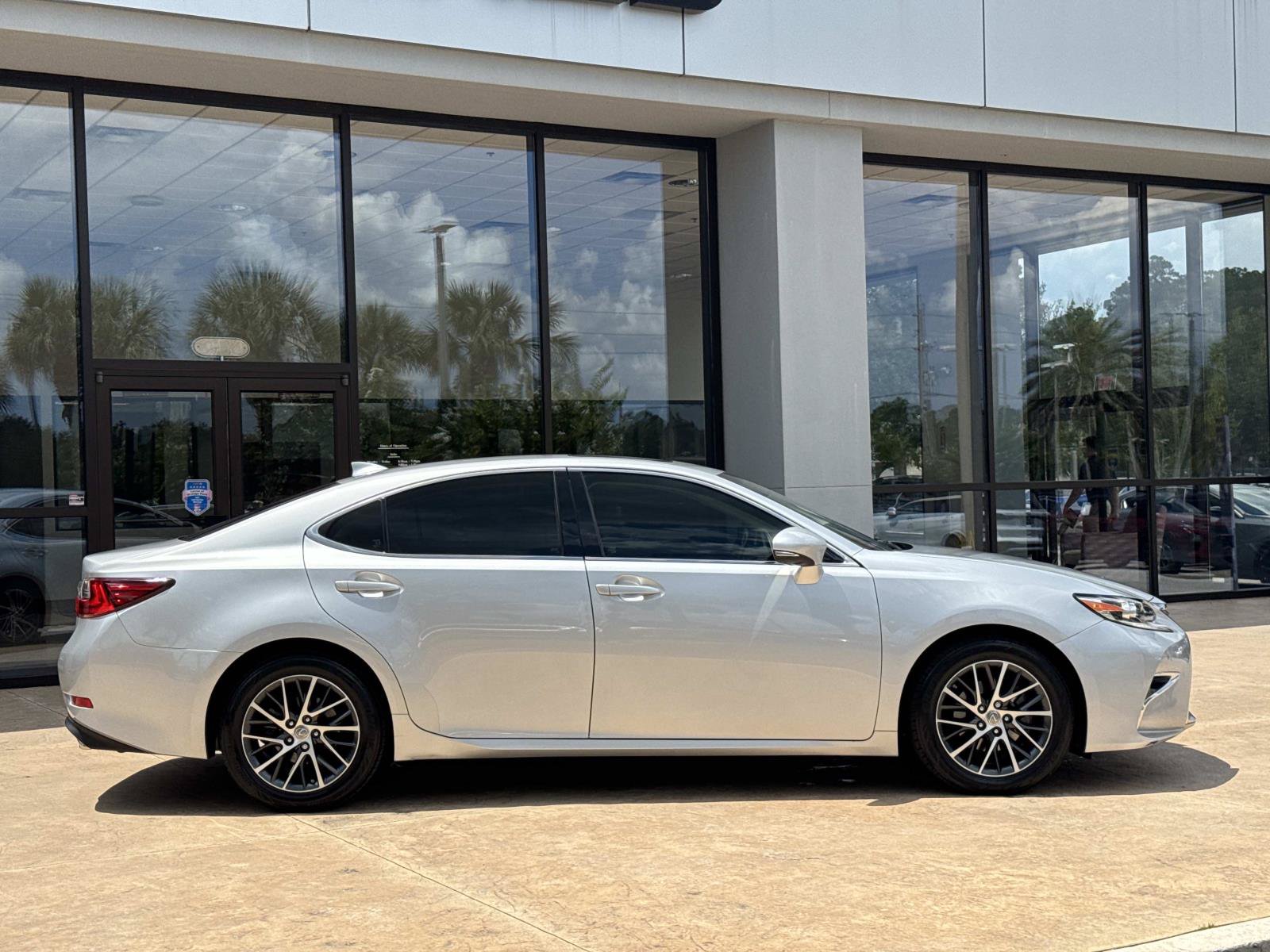 Used 2017 Lexus ES 350 w/ Luxury Package FWD image 2