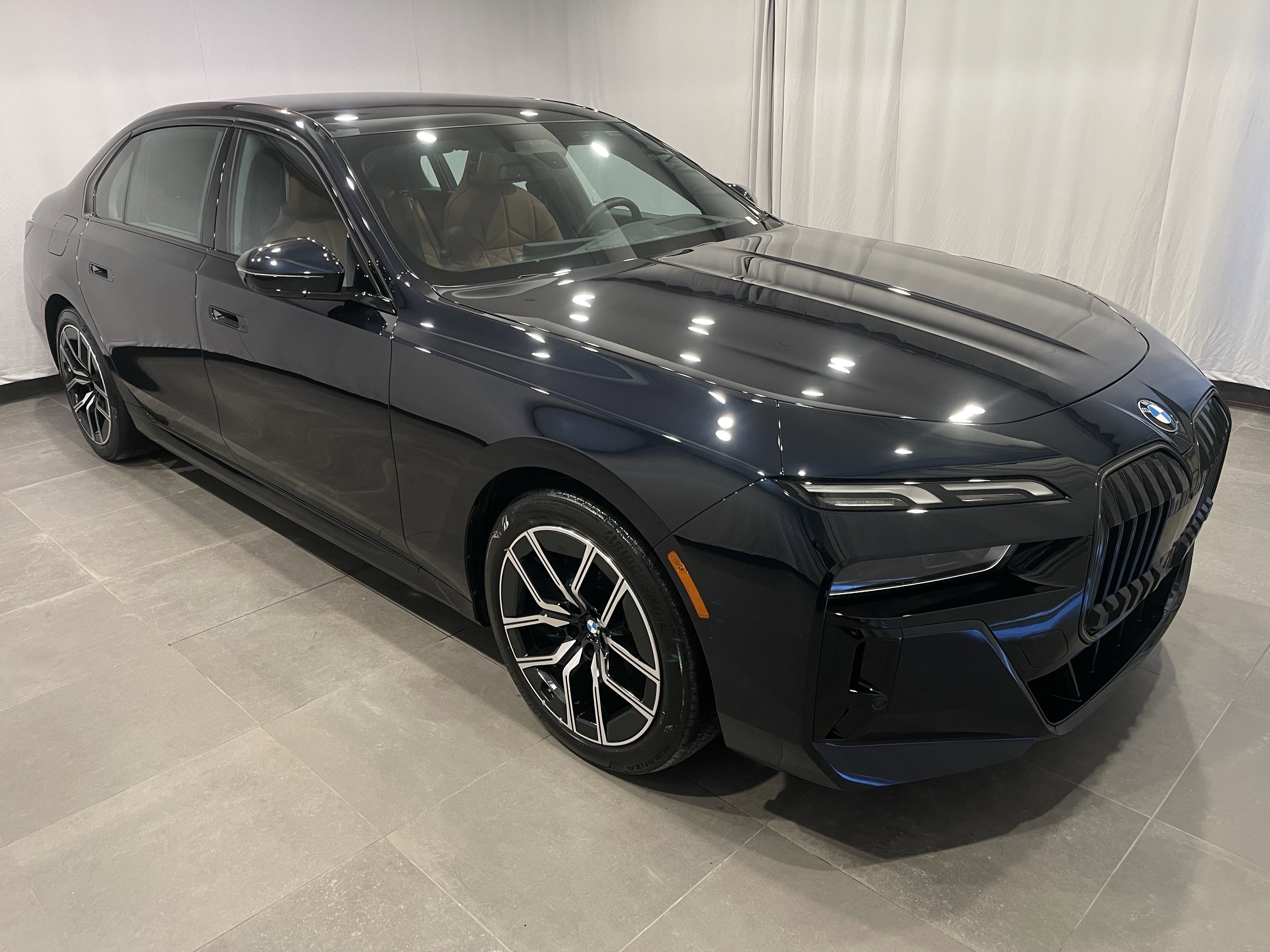 Used 2025 BMW 740i xDrive video 3