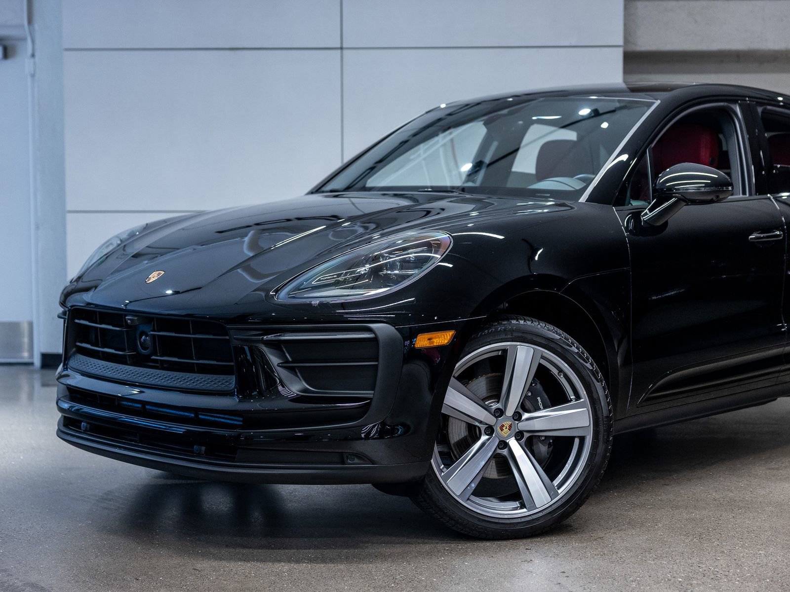 Certified 2025 Porsche Macan AWD/4WD image 22