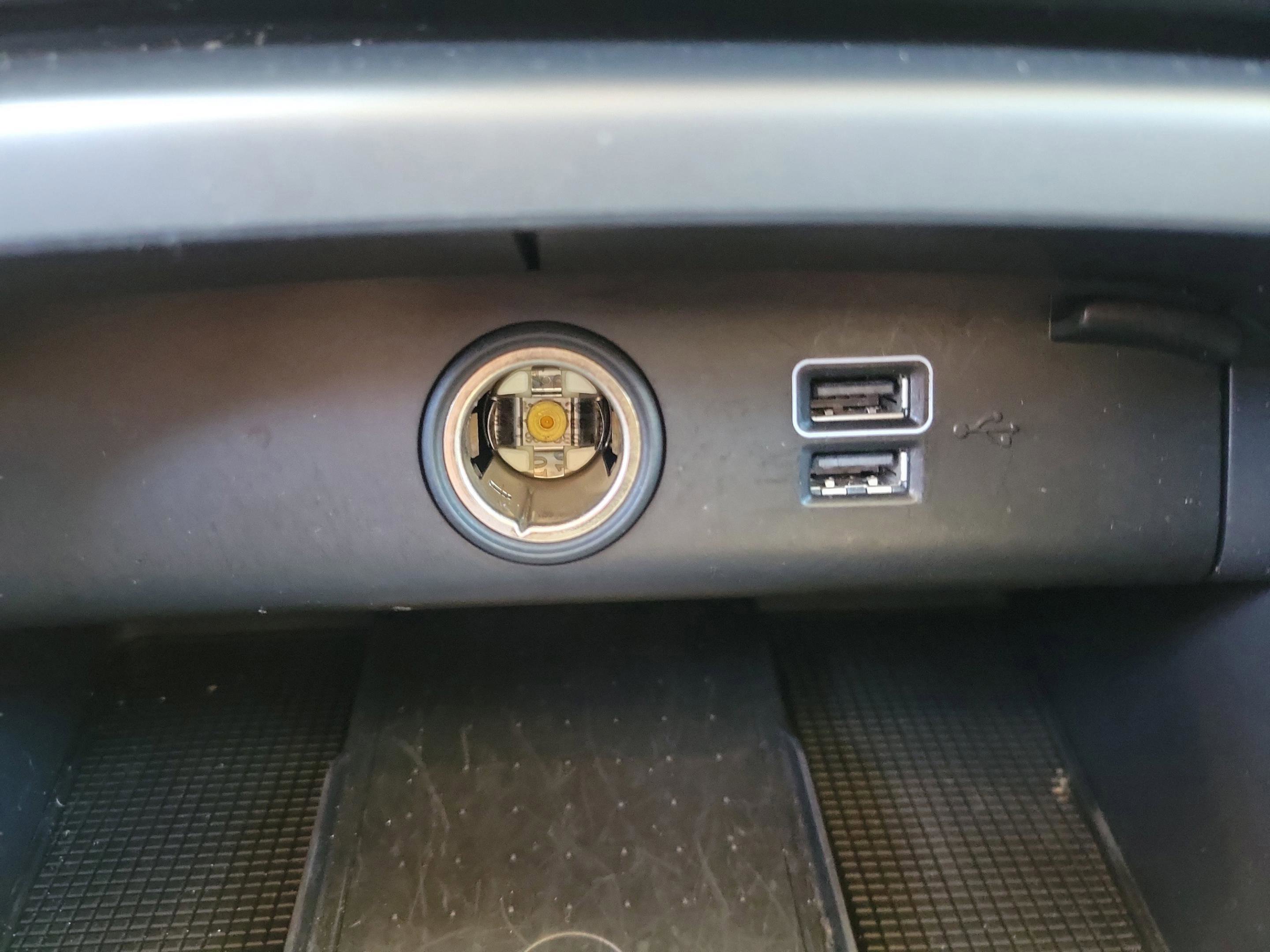 Used 2020 Volvo XC40 T5 Momentum w/ Protection Package Premier image 16