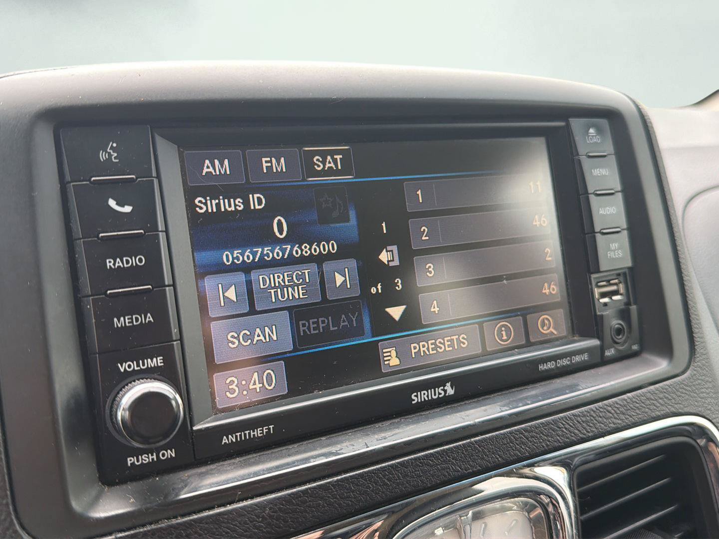Used 2014 Chrysler Town & Country Touring FWD image 5