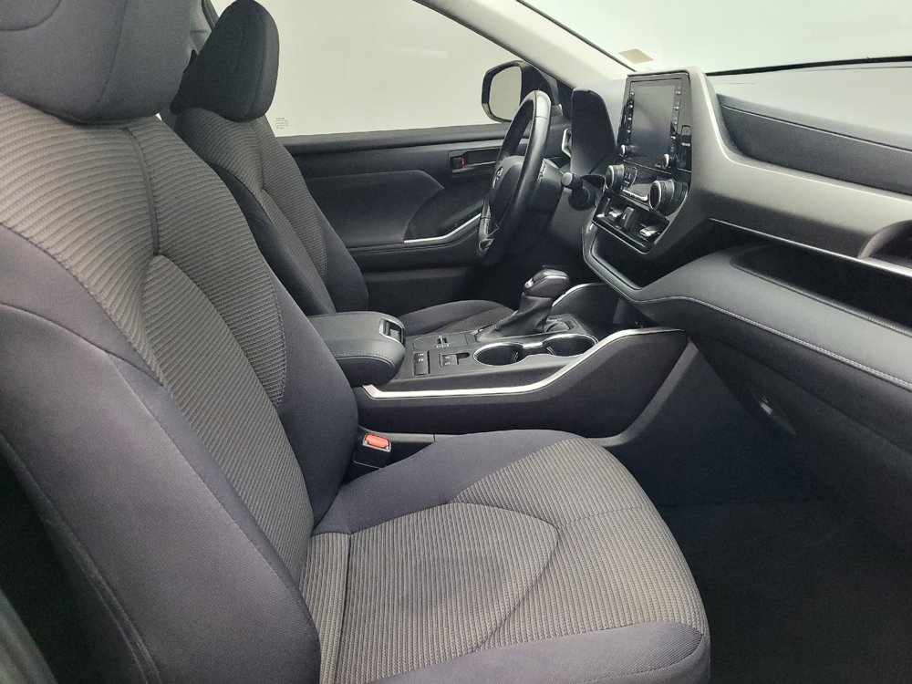 Used 2021 Toyota Highlander LE image 21