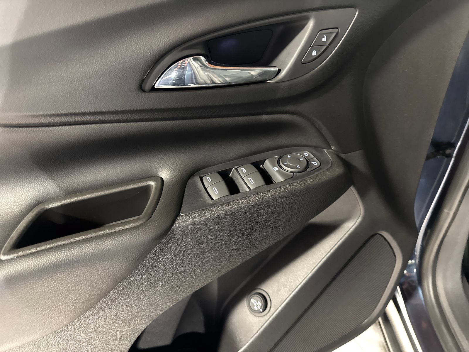 Used 2018 Chevrolet Equinox LT AWD/4WD image 16