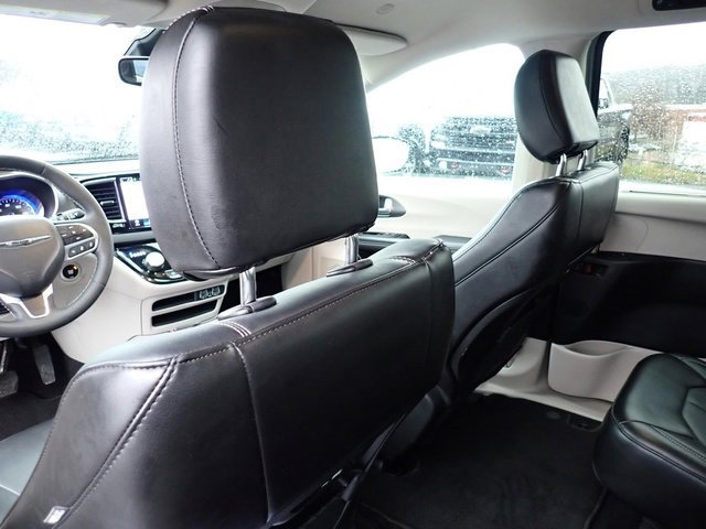 Used 2024 Chrysler Pacifica Touring-L image 16
