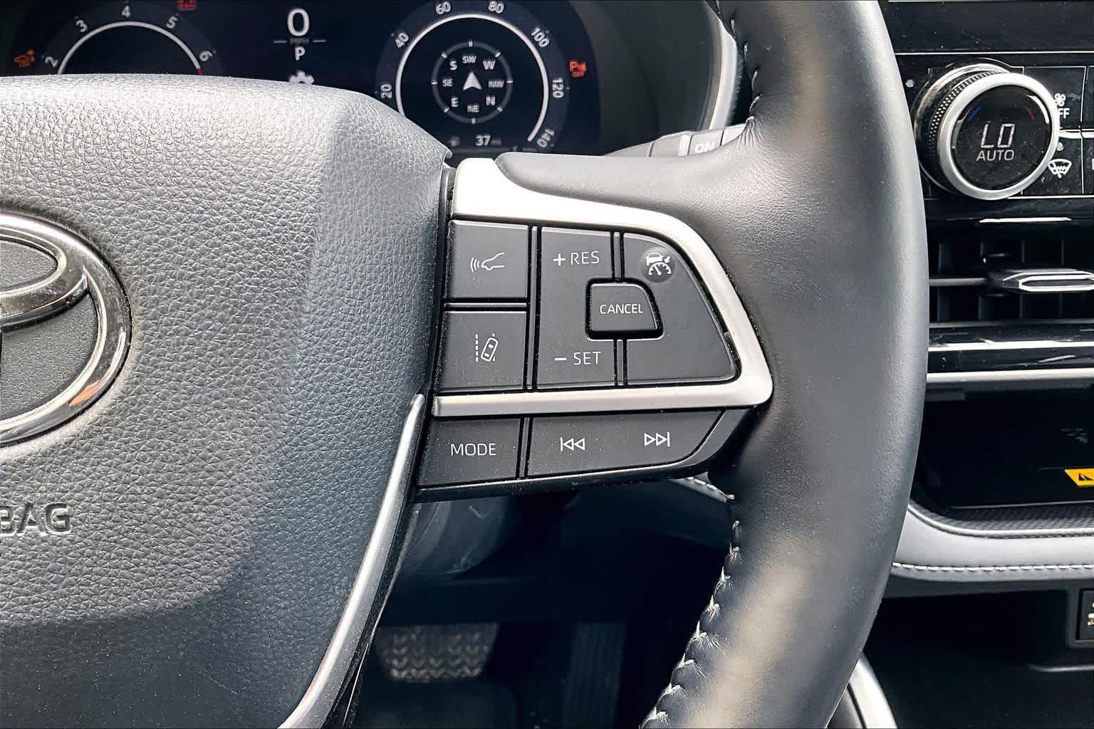 Used 2025 Toyota Highlander Limited AWD/4WD image 25