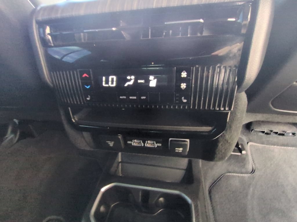 Used 2023 Jeep Wagoneer Series II w/ Premium Group I AWD/4WD image 31