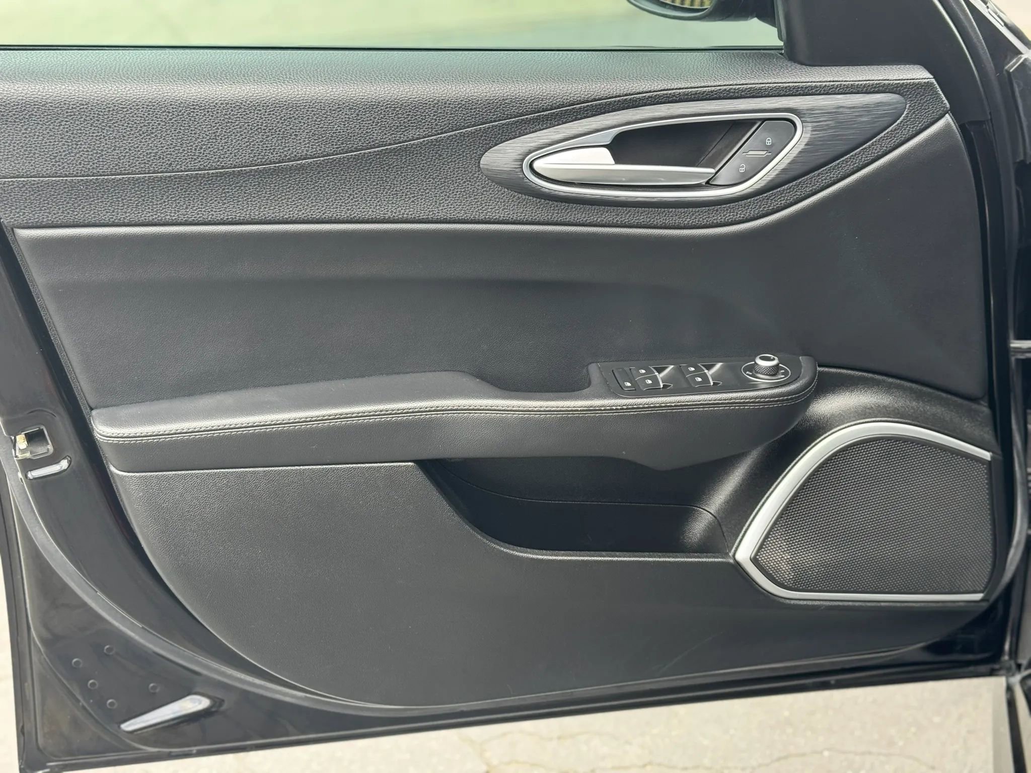 Used 2019 Alfa Romeo Giulia w/ Nero Edizione RWD image 25