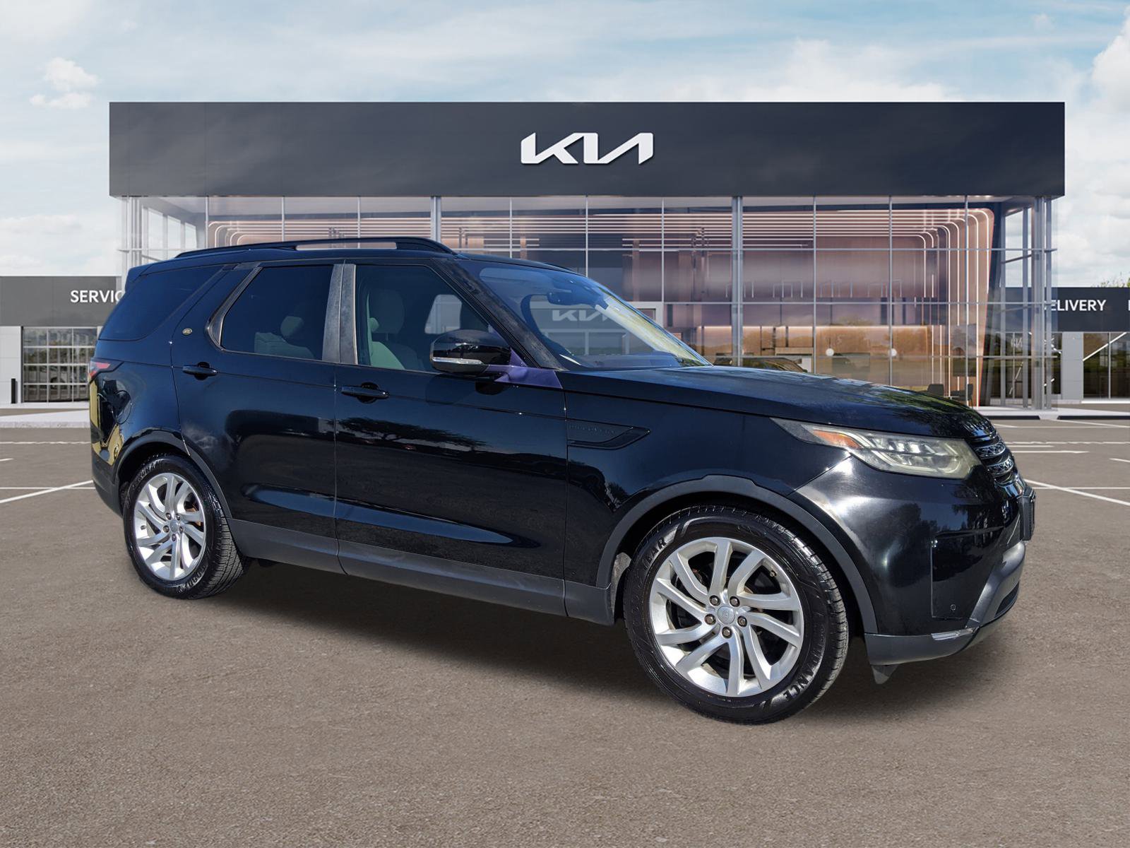 Used 2017 Land Rover Discovery HSE image 2