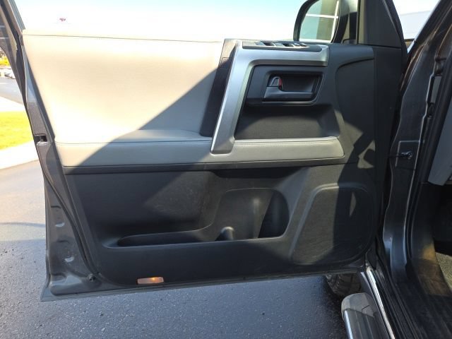 Used 2011 Toyota 4Runner SR5 w/ Premium Pkg w/Leather AWD/4WD image 10