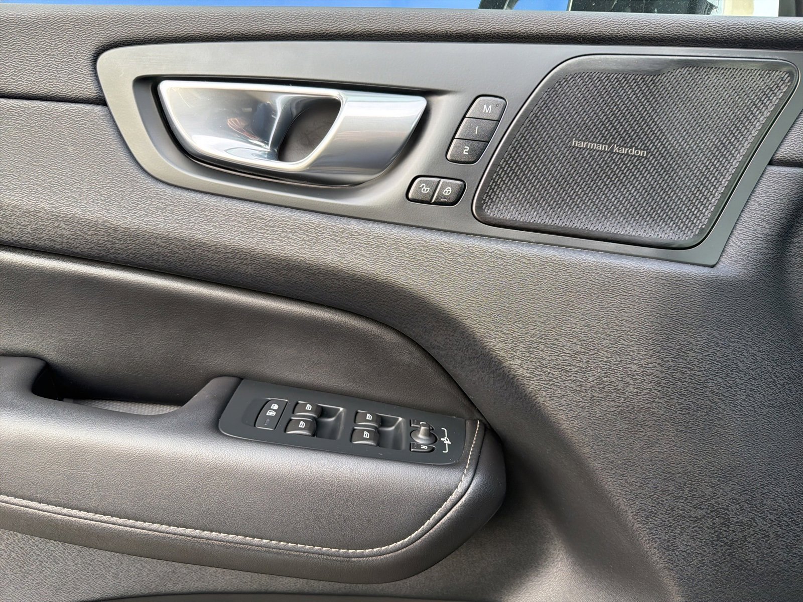 Used 2024 Volvo XC60 B5 Ultimate w/ Protection Package Premier image 19