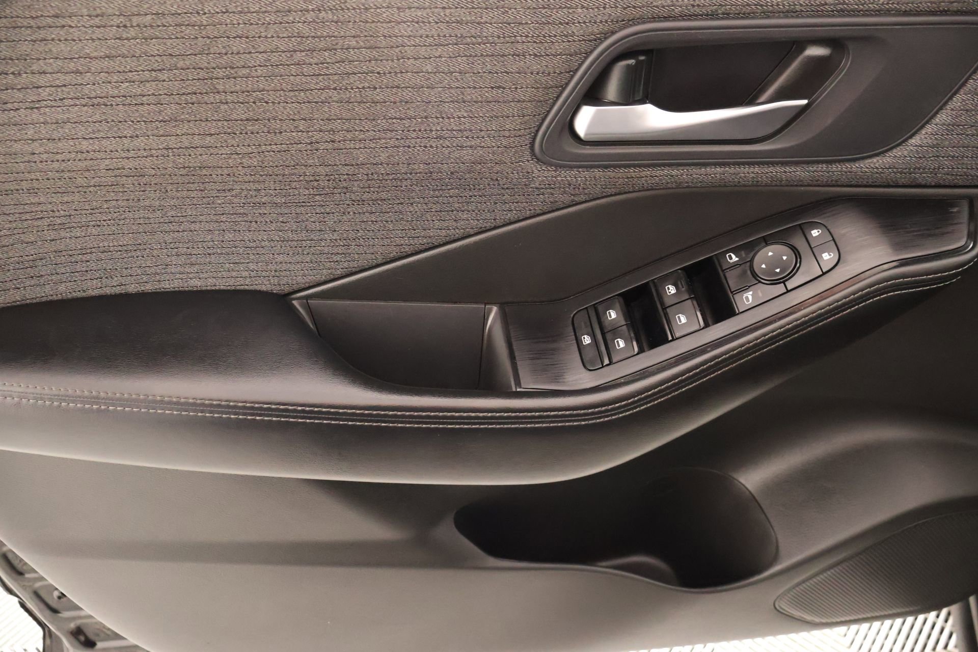 Used 2023 Nissan Rogue SV image 14