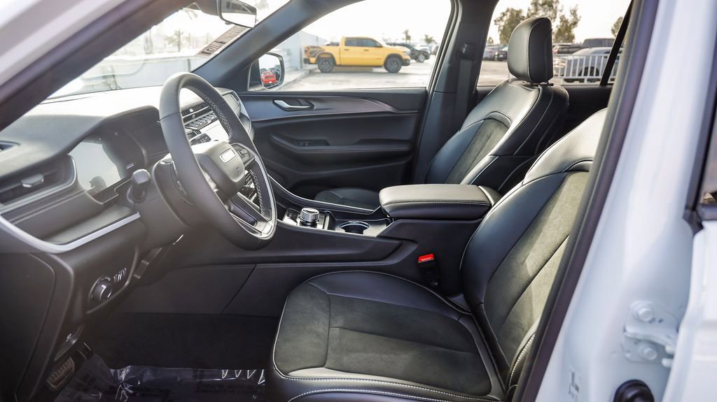 New 2025 Jeep Grand Cherokee Altitude image 19