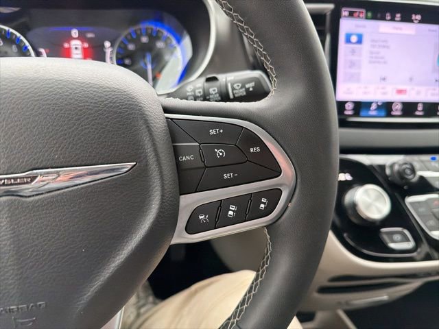 Used 2024 Chrysler Pacifica Touring-L image 41